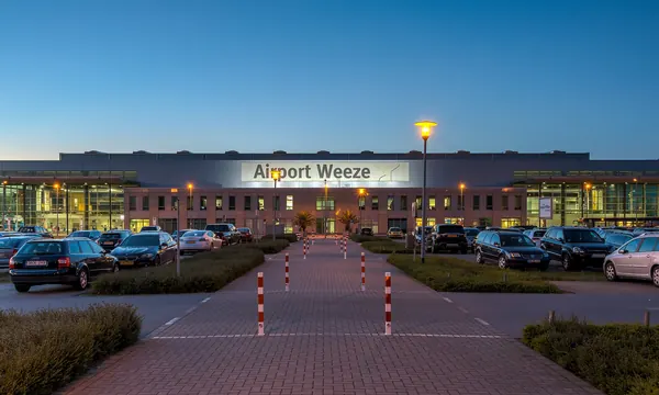 De terminal van Airport Weeze in de avond