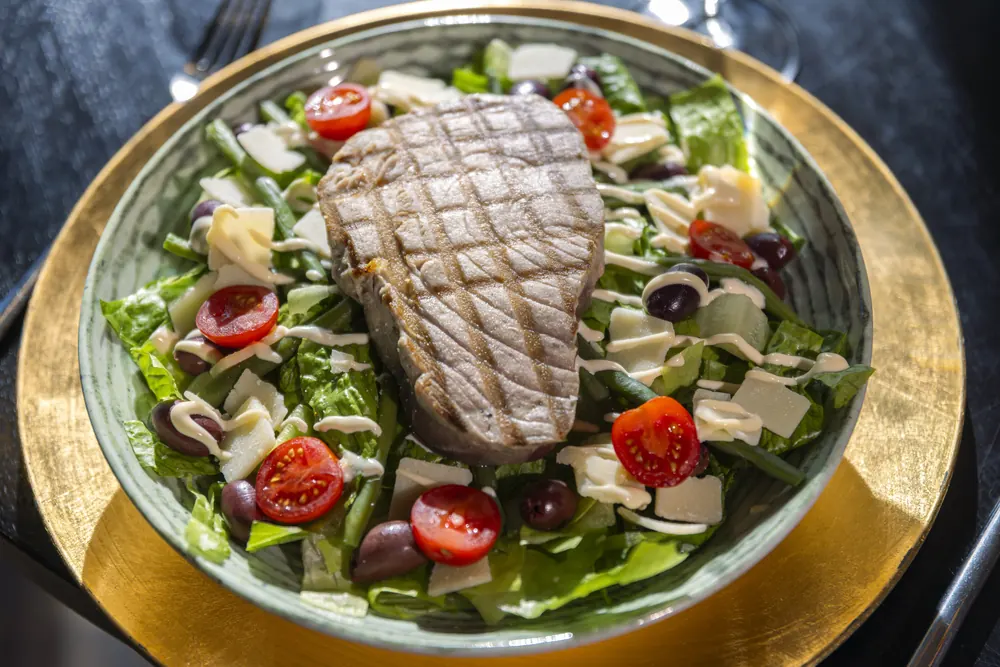 Salad with grilled tuna, tomato and olives