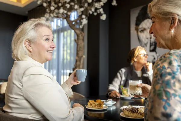 Guests with coffee and cake in the BØFF brasserie