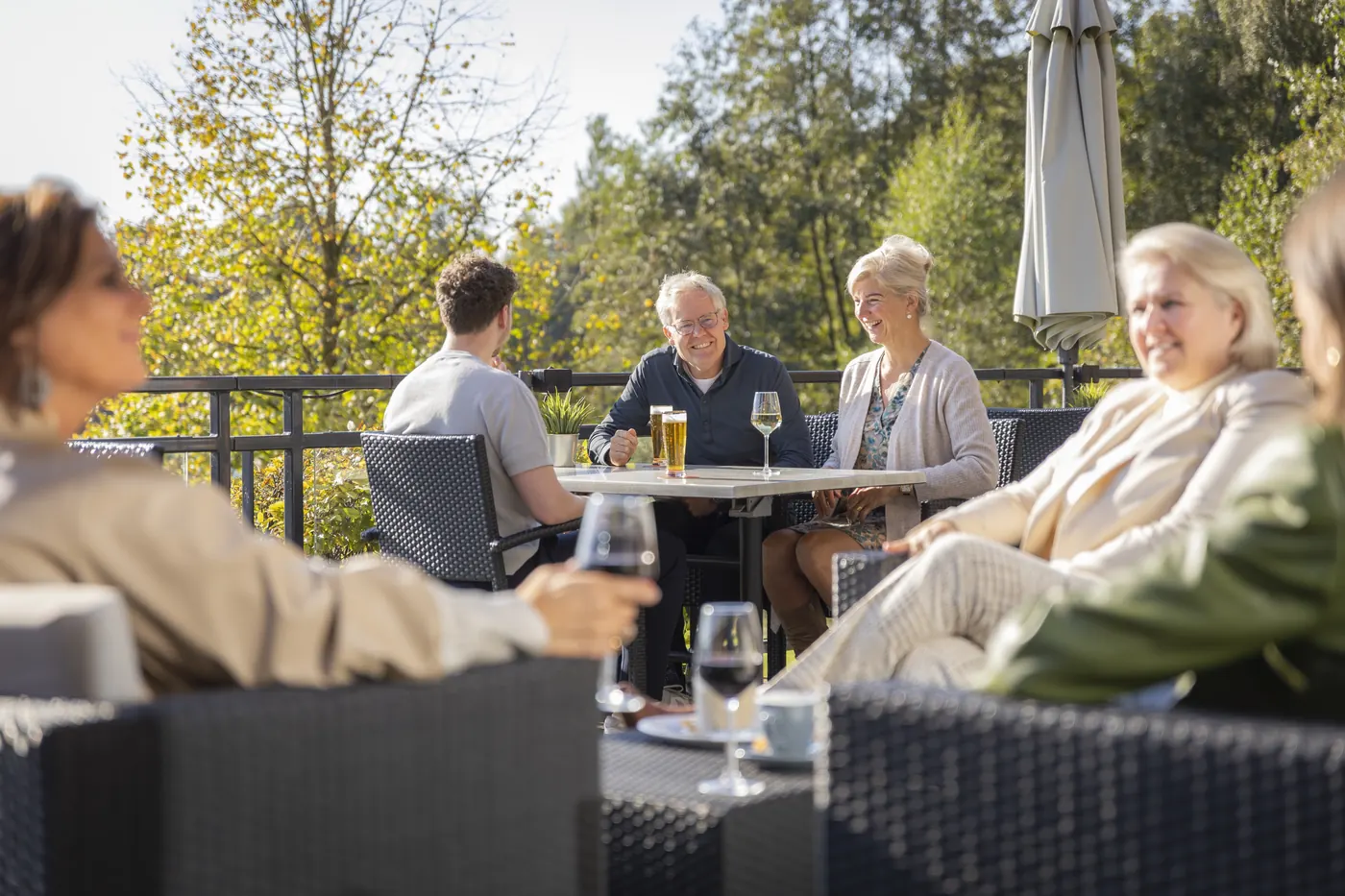 Guests with beer and wine on the sunny BØFF terrace