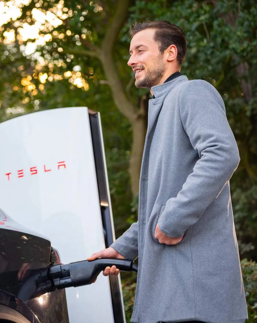 Elektrische auto opladen aan een Tesla Supercharger
