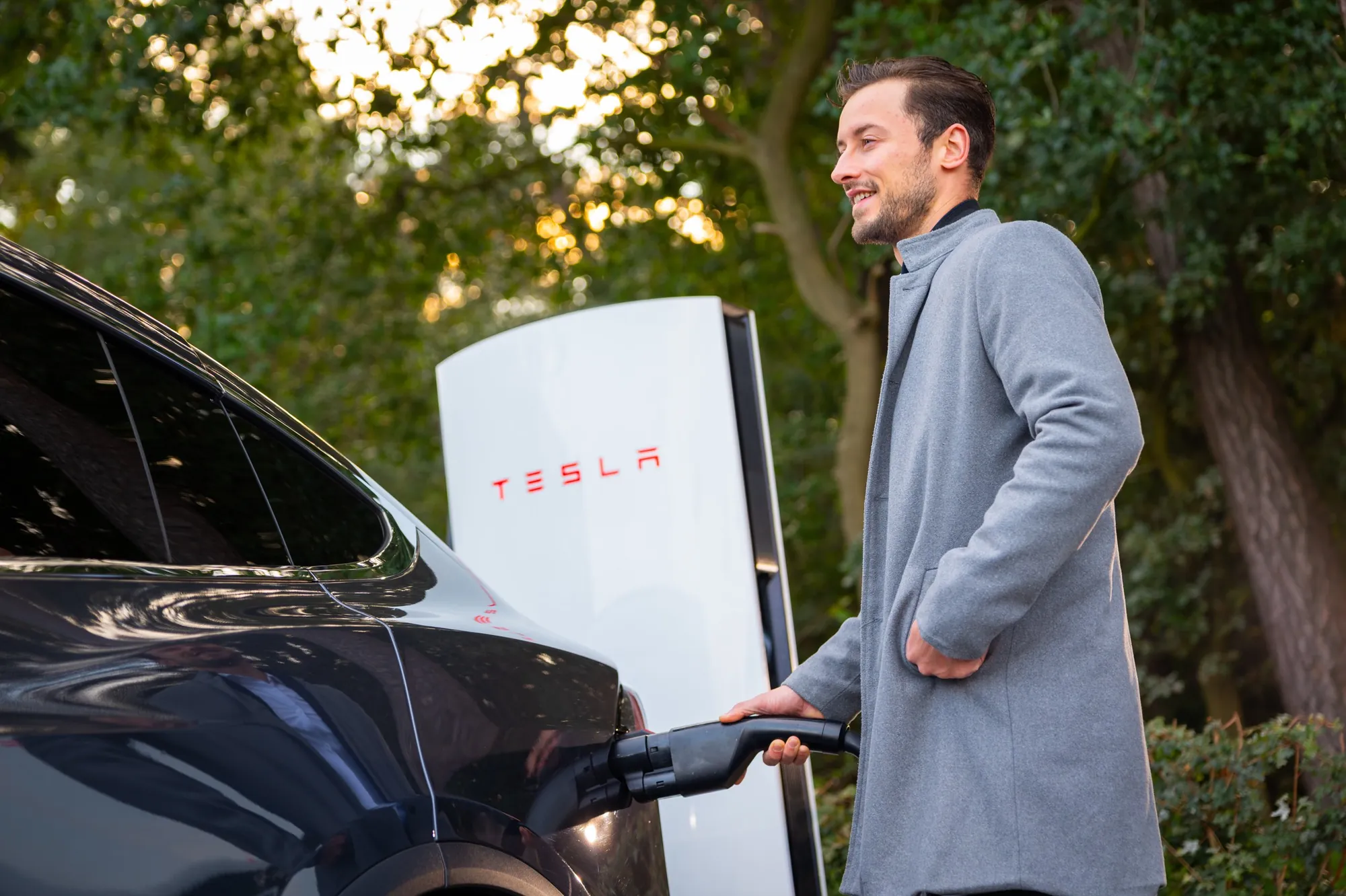Elektrische auto opladen aan een Tesla Supercharger bij Parkhotel Horst