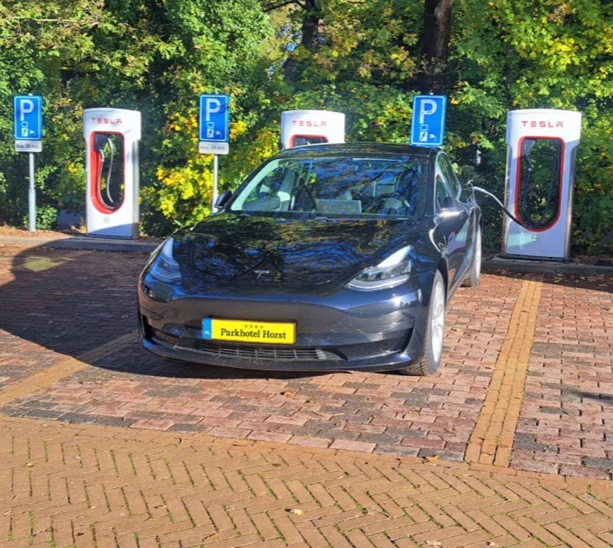 Tesla aan de Supercharger bij Parkhotel Horst
