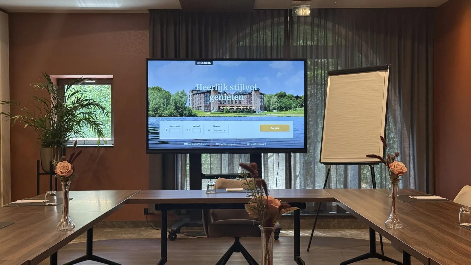 Trainingszaal van Parkhotel Horst met digitaal scherm en flip-over, tafels in U-vorm