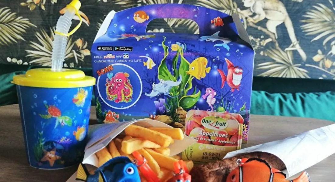 Kind aan tafel met het kindermenu van restaurant BØFF