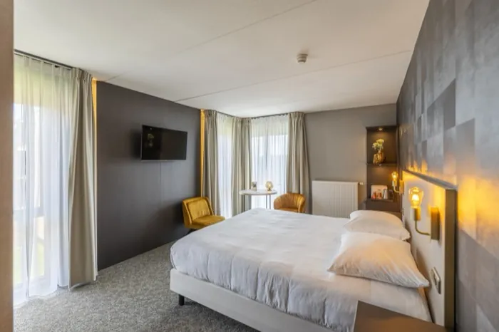 Elegantes Zimmer mit goldenen Akzenten