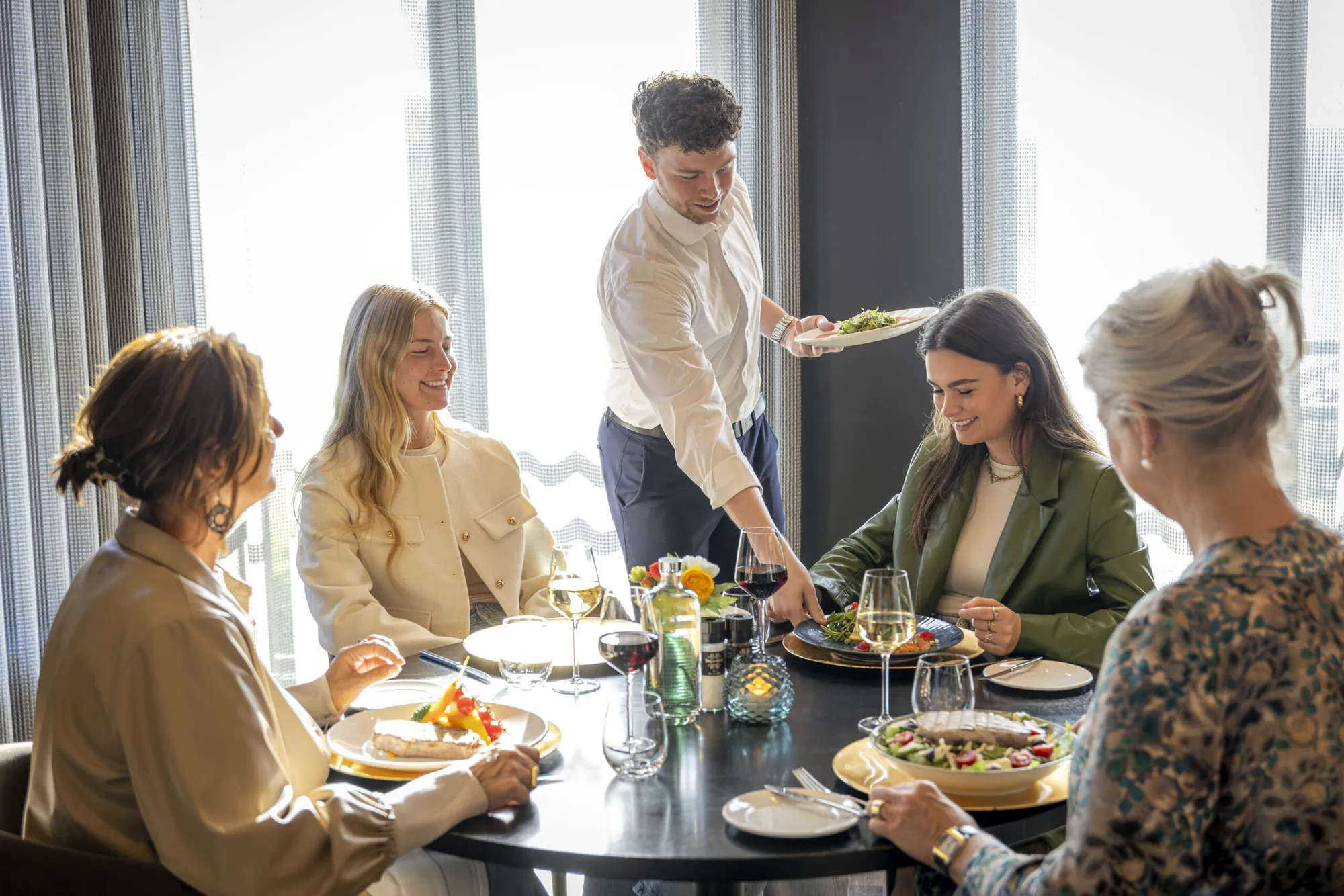 Bediening serveert gasten in Restaurant BØFF