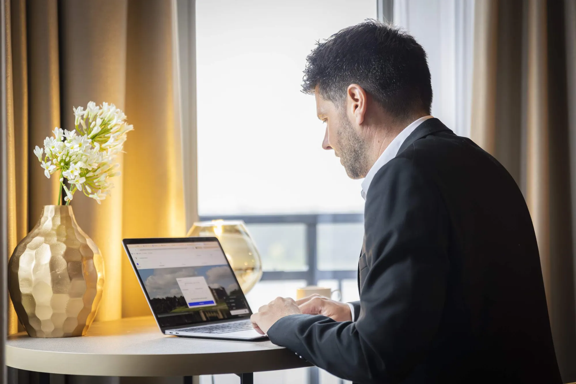 Gast werkt met de laptop op de hotelkamer bij Parkhotel Horst