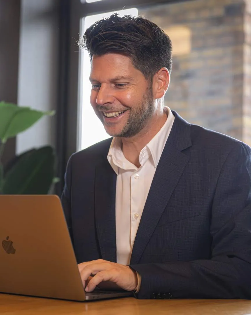Gast werkt met de laptop op de gratis wifi bij het raam in Parkhotel Horst