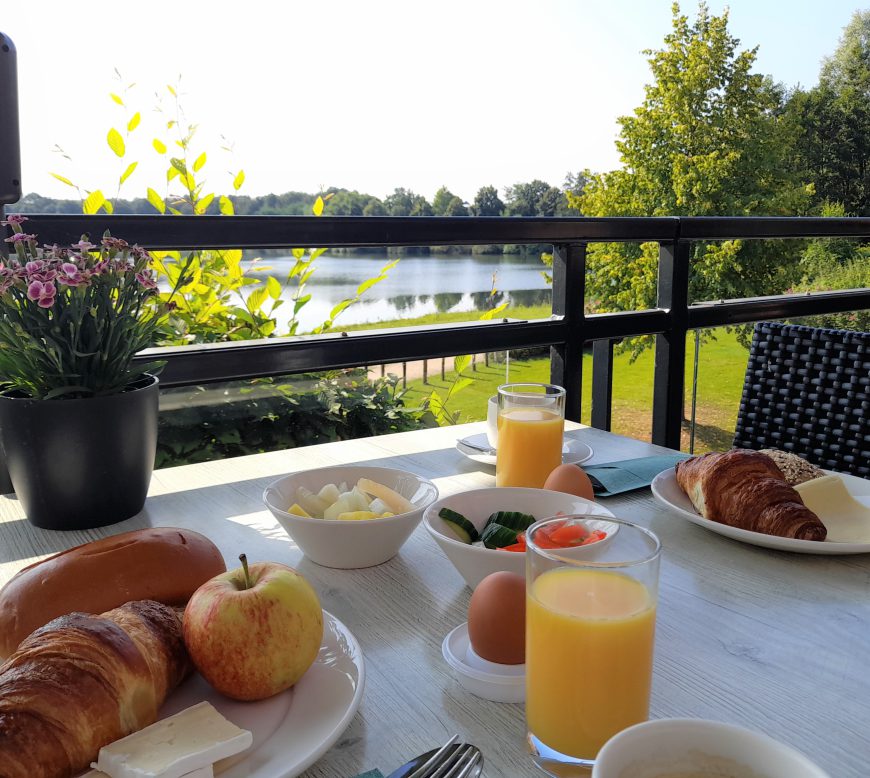 Ontbijt op het terras bij Parkhotel Horst | Uitzicht over meer