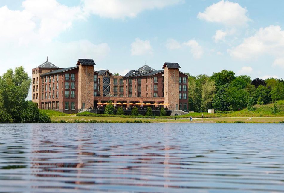 Parkhotel Horst buitenaanzicht met meer